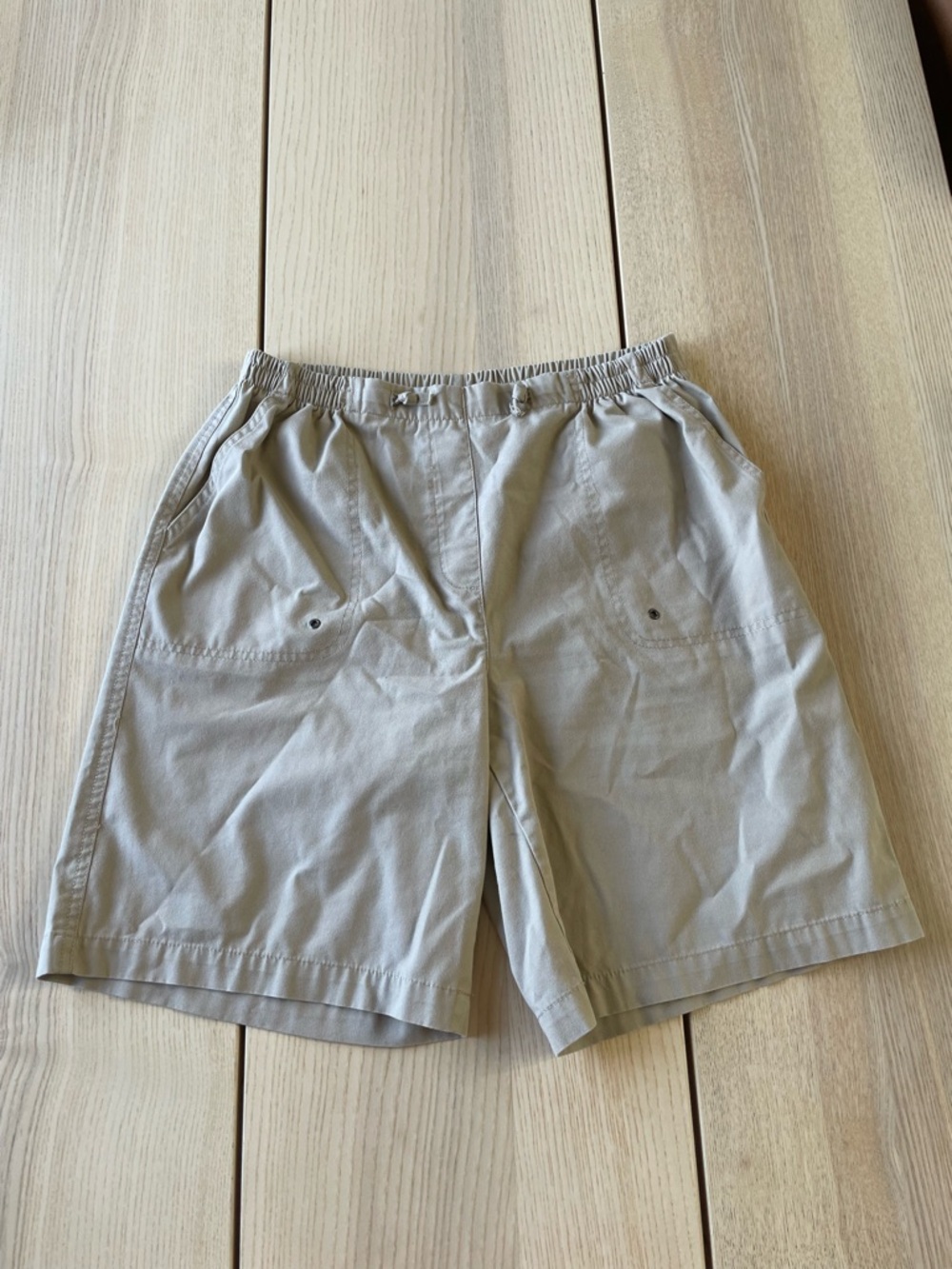 Carol Reed women’s Beige Casual Shorts size 10, ladies size 10 Bermuda shorts